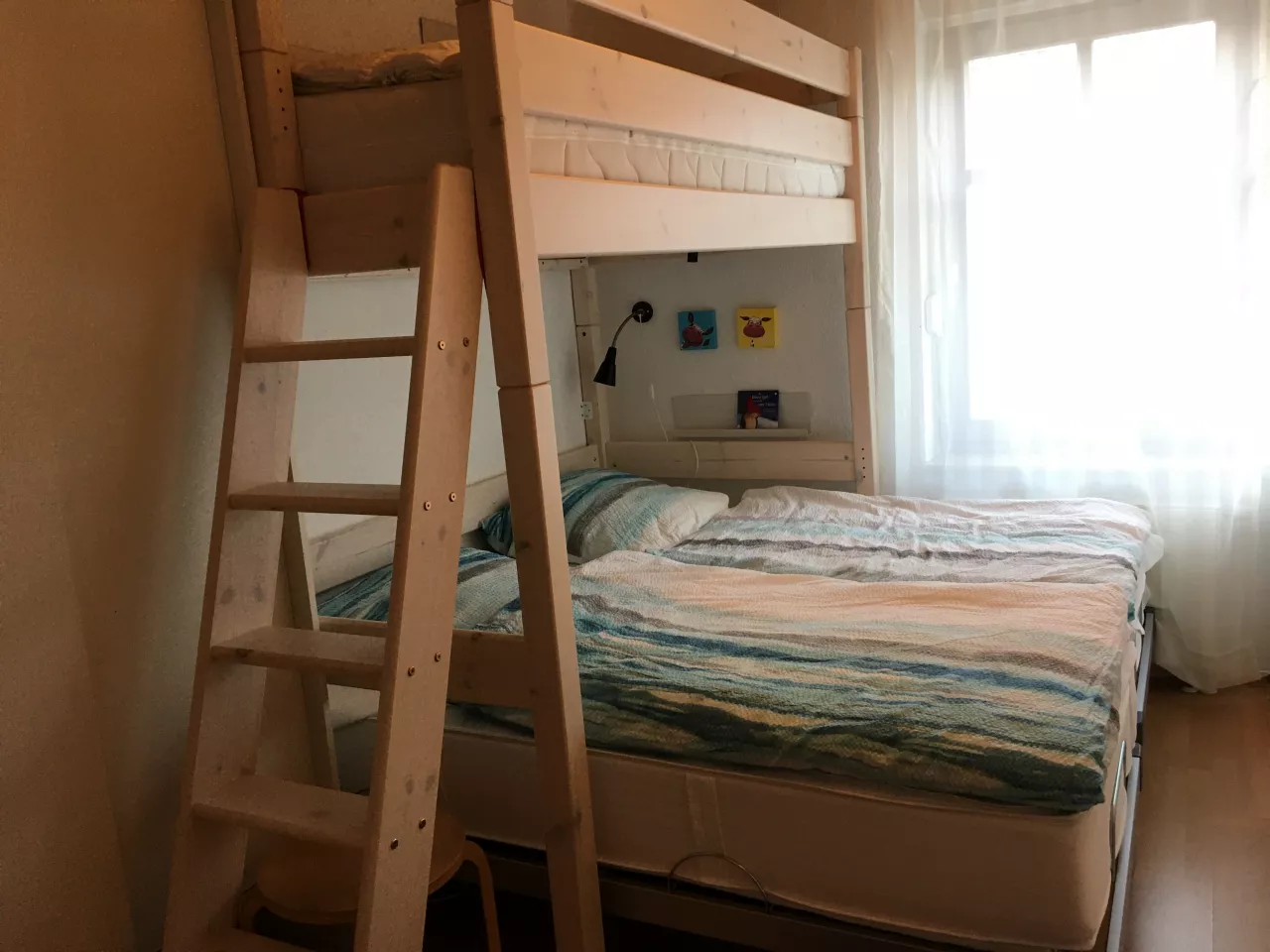 Schlafzimmer mit 2 Betten + Hochbett